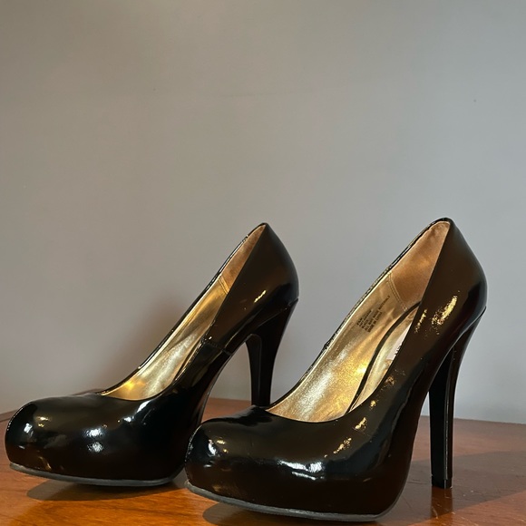 Steve Madden size 6.5 black patent pumps - Picture 3 of 3